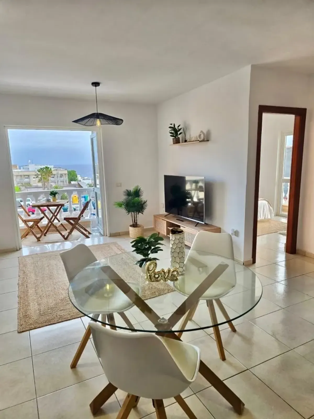 Salon z widokiem na ocean w apartamencie Los Abrigos - przykład ceny apartamentu na Teneryfie