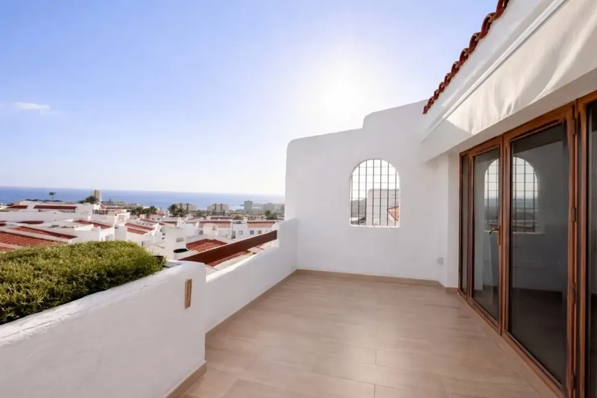 Terrace of the Beverly Hills apartment in Los Cristianos – a flat where it's worth checking the rental licence before signing the reservation contract